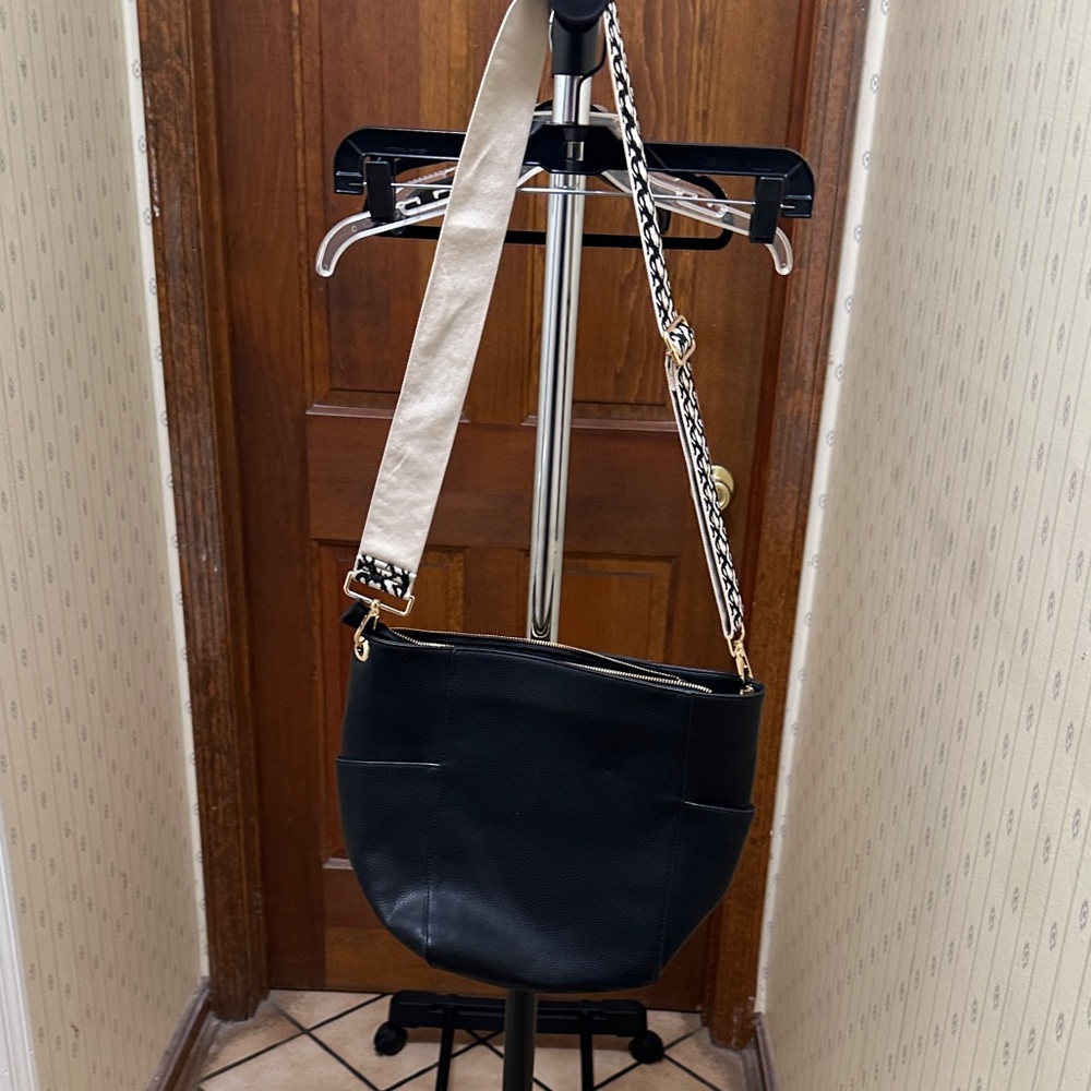 Stylish Black Shoulder Bag Ahdorned